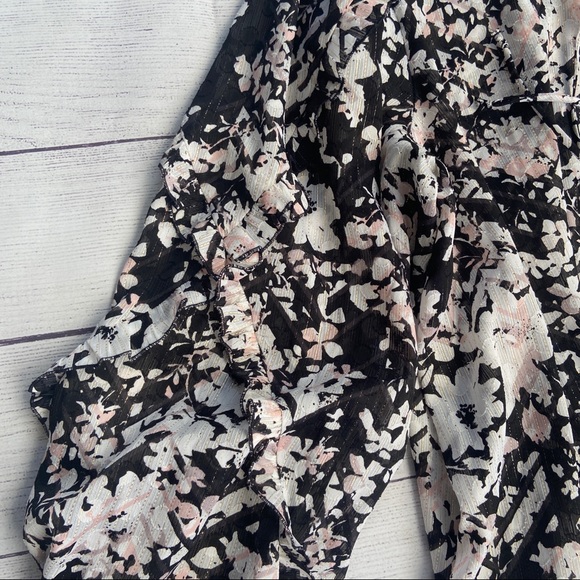 EXPRESS Metallic Floral Ruffle Top - Picture 4 of 16